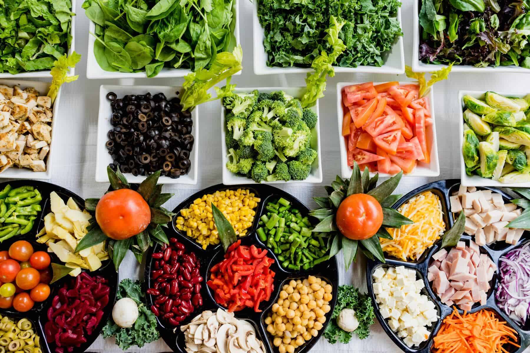 Bar à salades coloré composé de légumes frais et d’ingrédients sains