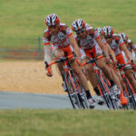 Cyclistes en peloton sur un circuit, un sport qui unit les cultures mondiales.