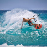 Kitesurfeur dynamique dans l'eau bleue, surfeur de vitesse