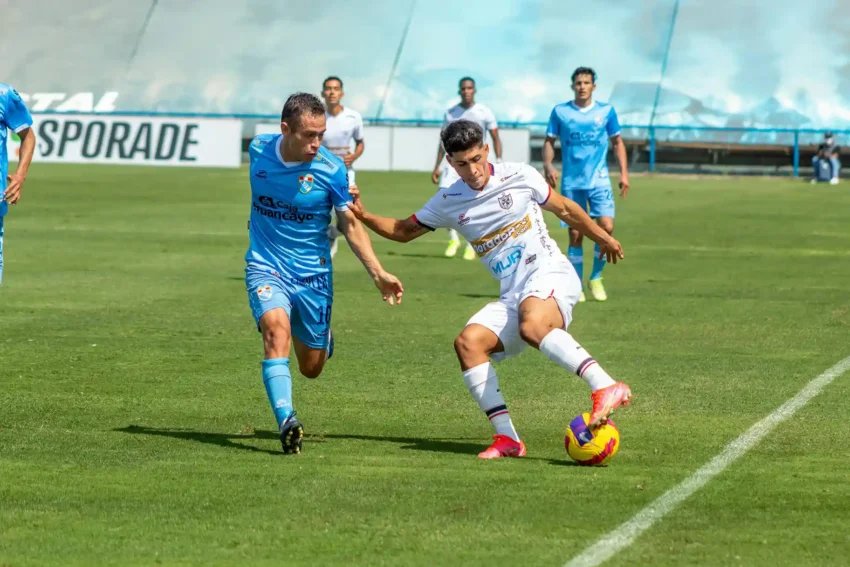 Joueurs de football en action lors d'un match, maillot bleu et blanc