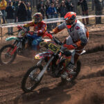 Deux pilotes de moto-cross, utilisant une technologie sportive, en pleine course