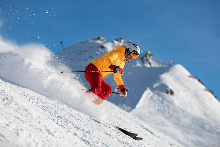 Skieur alpin en action, un des meilleurs athlètes potentiels pour les JO 2026.