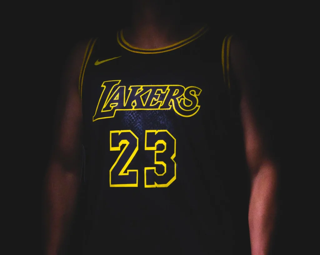 Les bâtisseurs de dynastie en NBA 2026 : les équipes qui dominent cette génération 10 Gros plan sur un maillot de basketball noir portant le numéro 23, symbole emblématique du basketball professionnel. jeur 23 des lakers