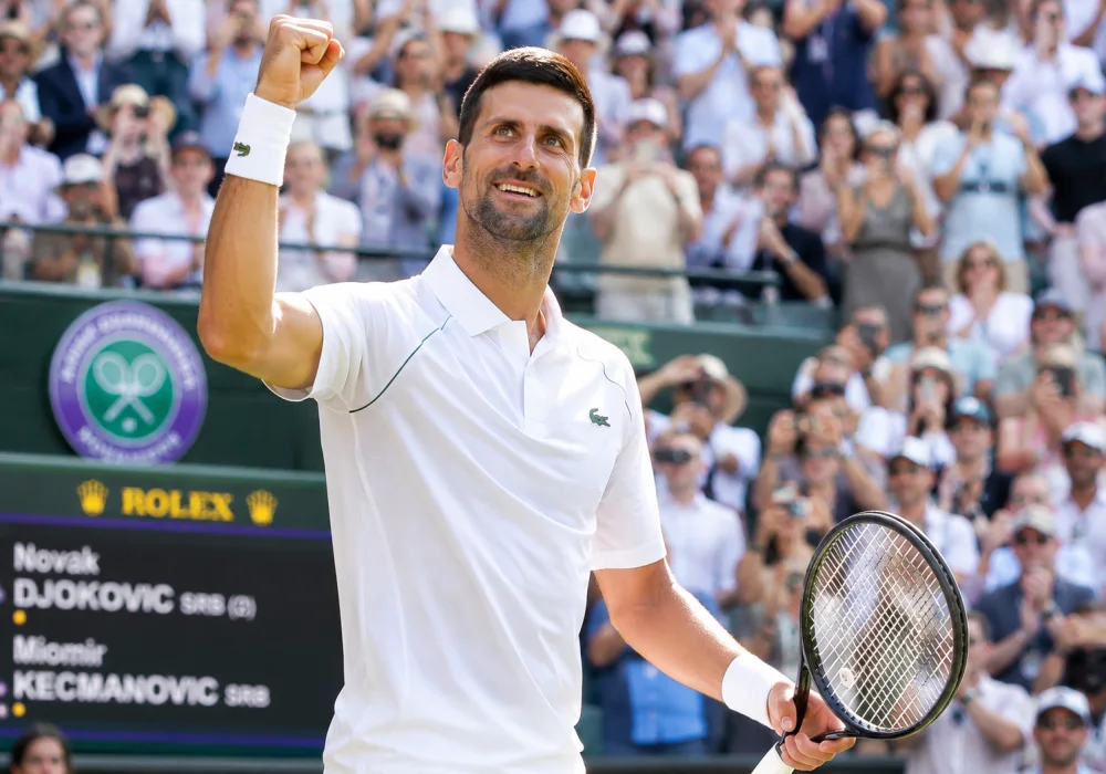 Novak Djokovic s’entraîne sur un court de tennis, concentré dans une routine de compétiteur d’exception.
