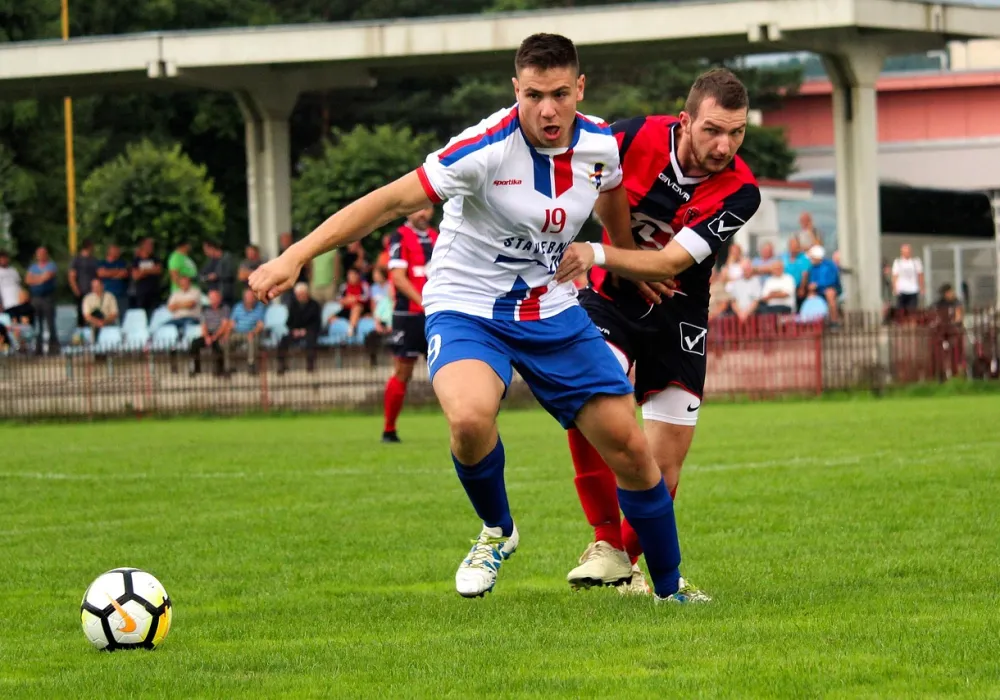 Des footballeurs en pleine action lors d’un match, symbolisant les jeunes talents italiens à suivre.