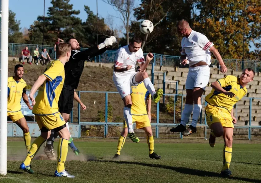 Les meilleurs jeunes footballeurs italiens à suivre cette saison en 2026 6 Deux jeunes footballeurs en action sur un terrain, poursuivant le ballon pendant un match.