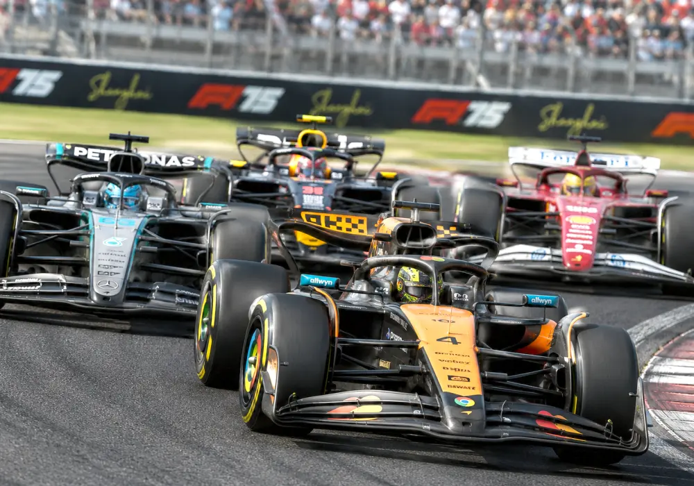 Les stars montantes de la Formule 1 à suivre en 2026 2 Jeune pilote de Formule 1 concentré dans le cockpit, prêt pour un tour rapide en piste.