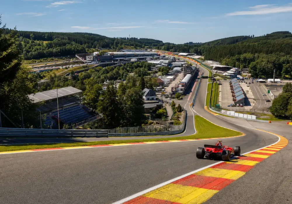 Les circuits automobiles légendaires : quelle avenir financier ? 2 Scène réaliste illustrant sujet principal de Les circuits automobiles légendaires