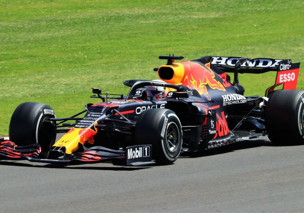 Voiture de Formule 1 en pleine course sur un circuit historique, évoquant les anciens tracés redoutés des pilotes.