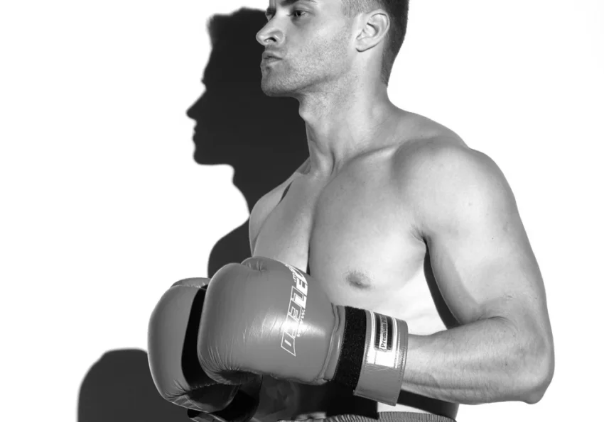 Boxeur en tenue sportive se préparant au combat, illustrant l'intensité de la boxe.