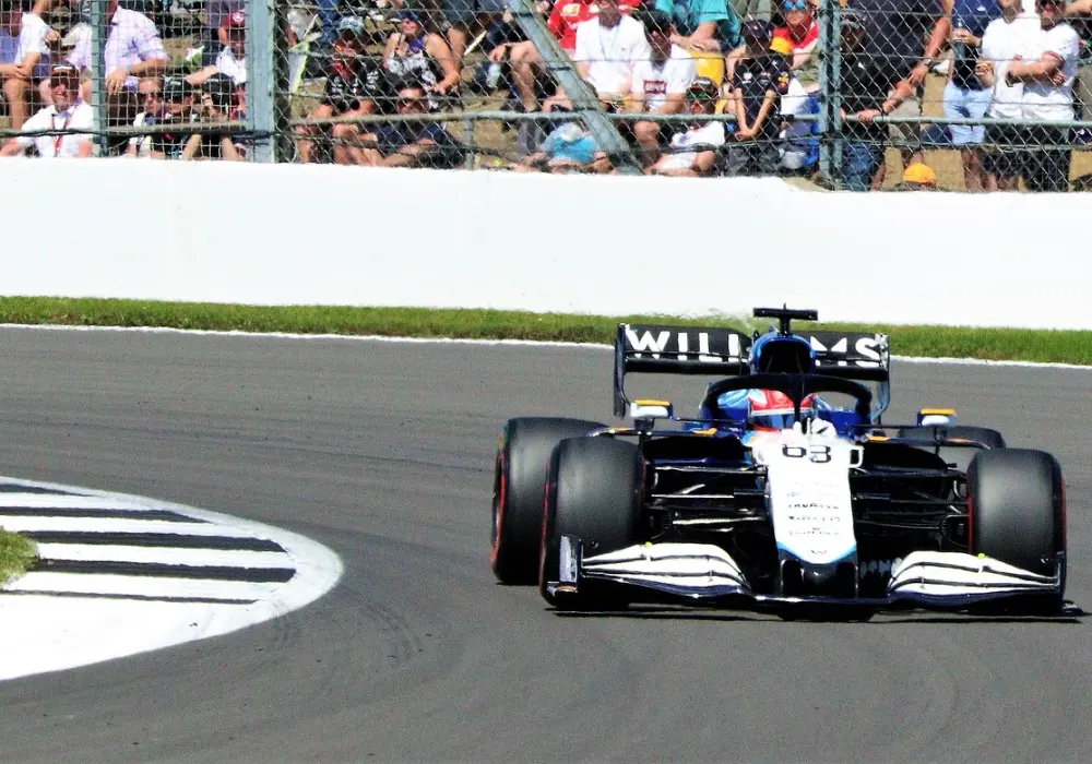 George Russell pilote sa monoplace sur un circuit de Formule 1, en pleine vitesse.