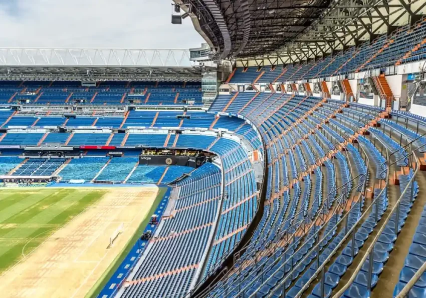 Top 10 des stades les plus impressionnants du monde en 2026 5 Vue d’un stade sportif vide avec gradins et sièges avant un événement de Formule E